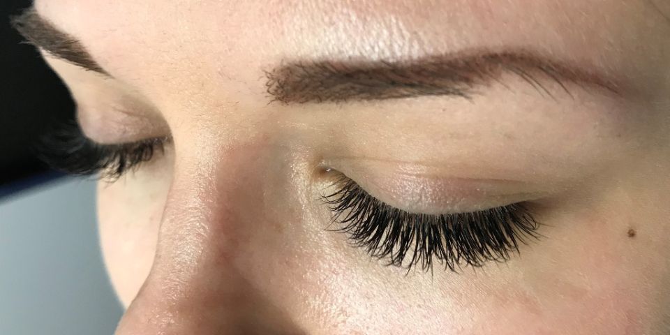 Työnäyte kampaamossa tehdyistä ripsipidennyksistä