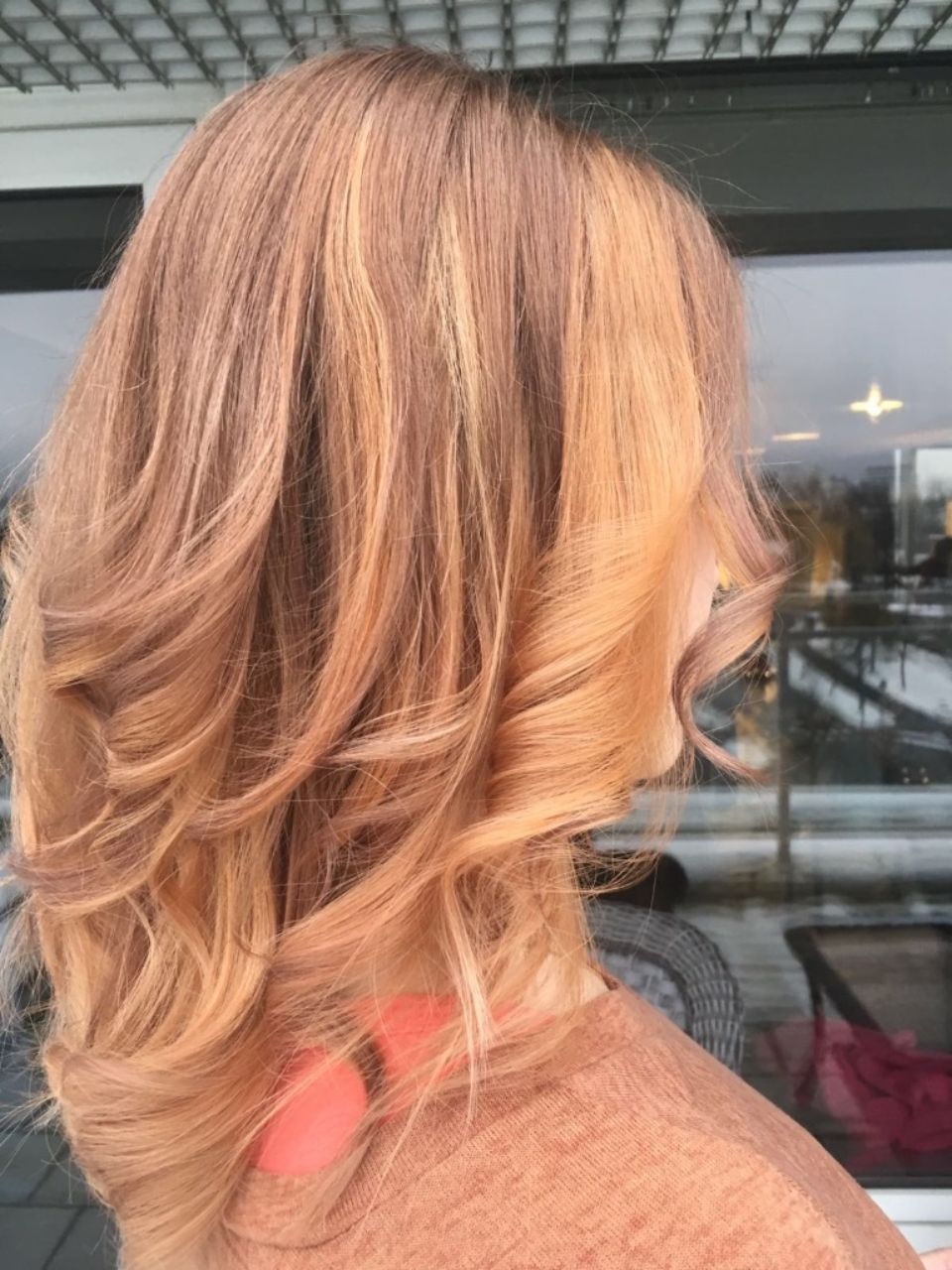 Raidat vaaleissa hiuksissa