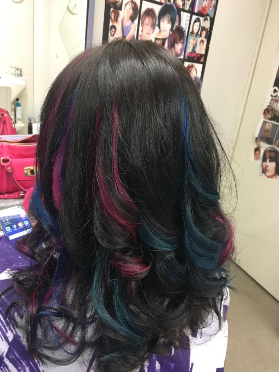 Väriraidat tummissa hiuksissa