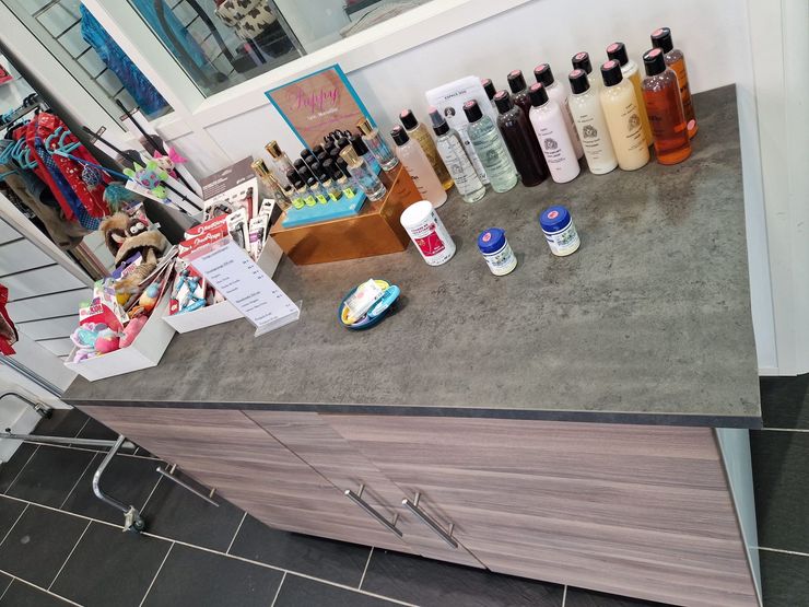 Comptoir de magasin avec un assortiment de soins et d'articles pour animaux.