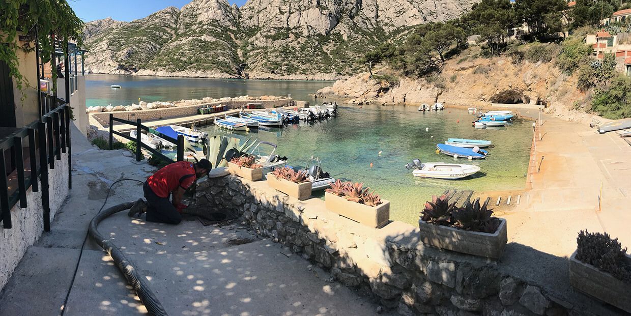 Pompage de micro-station dans une ruelle bordant une plage