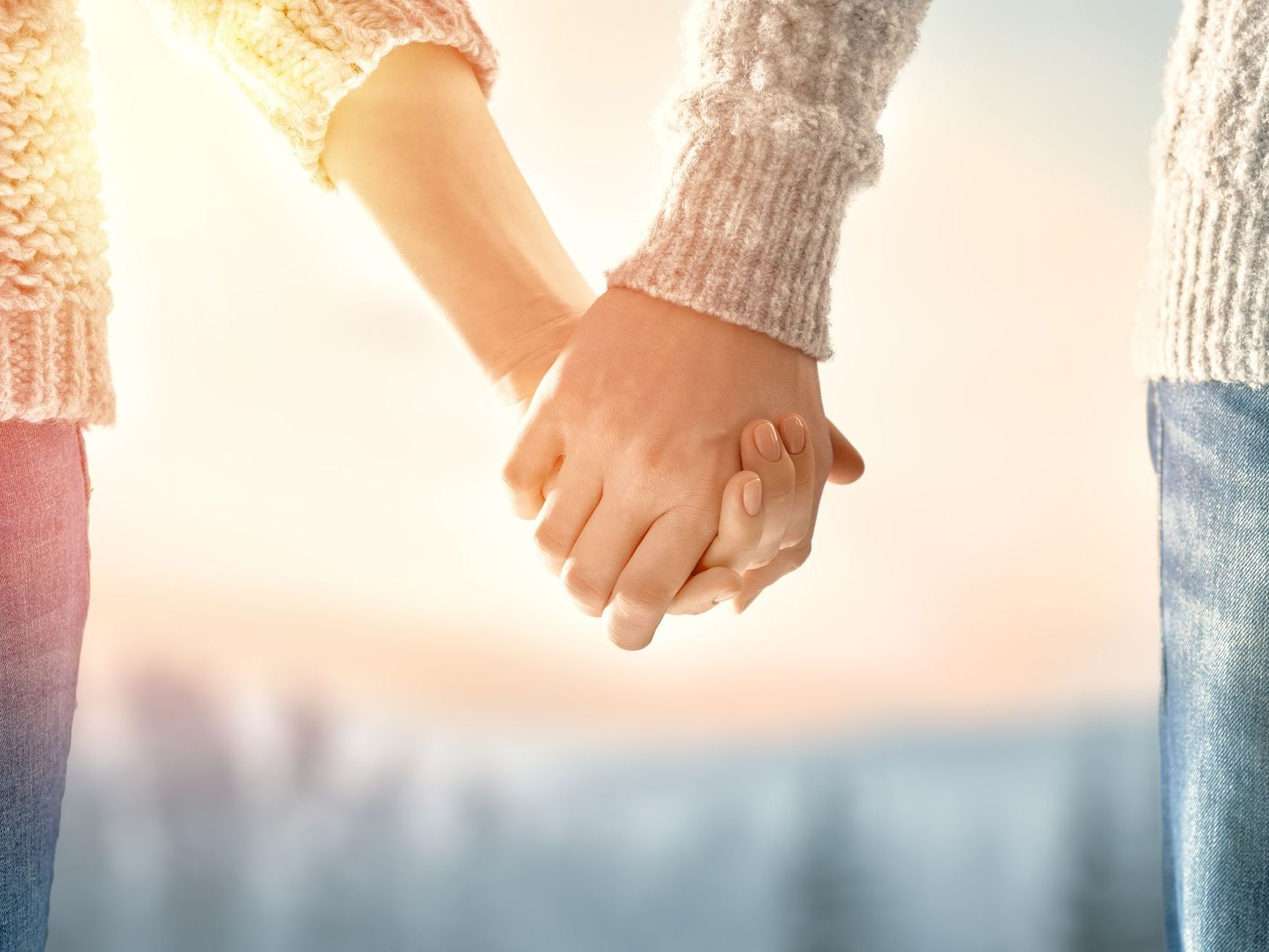 Couple se tenant la main