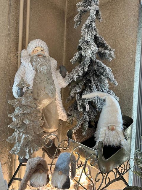 Ziegler Elektro & Geschenke – ein weißer Weihnachtsmann mit Tannenbaum