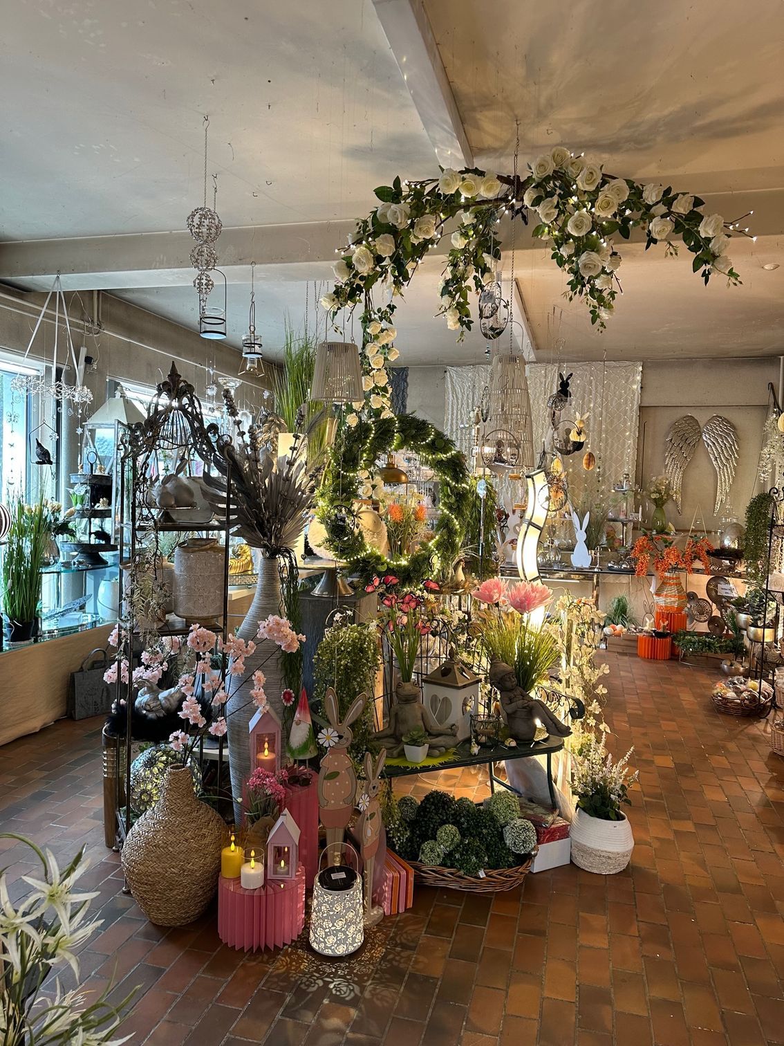 Ein grosser Raum mit vielen Blumen und Dekorationen.