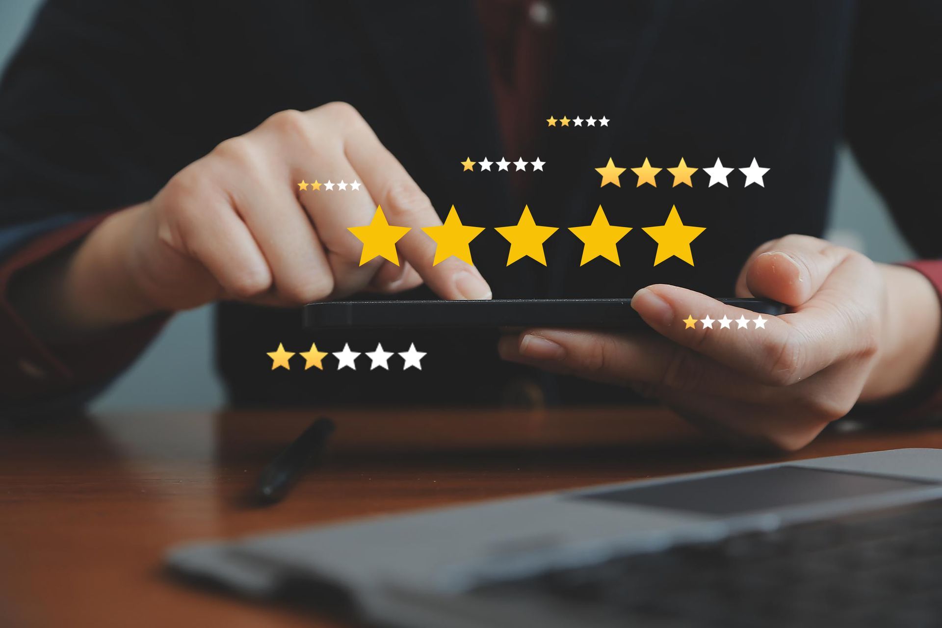 Client partageant son avis en ligne, tablette et étoiles de notation