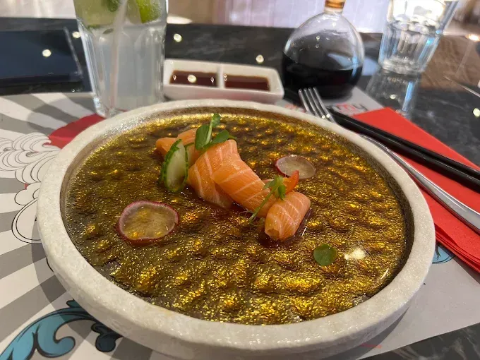 Tartare de saumon dans une assiette dorée