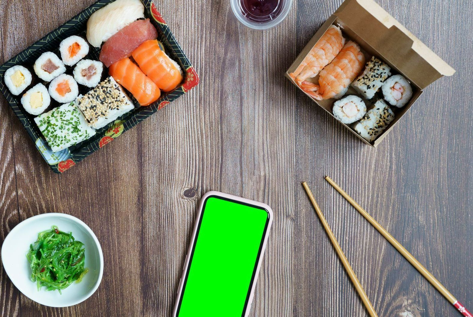 Smartphone,  boîte de sushis, baguettes