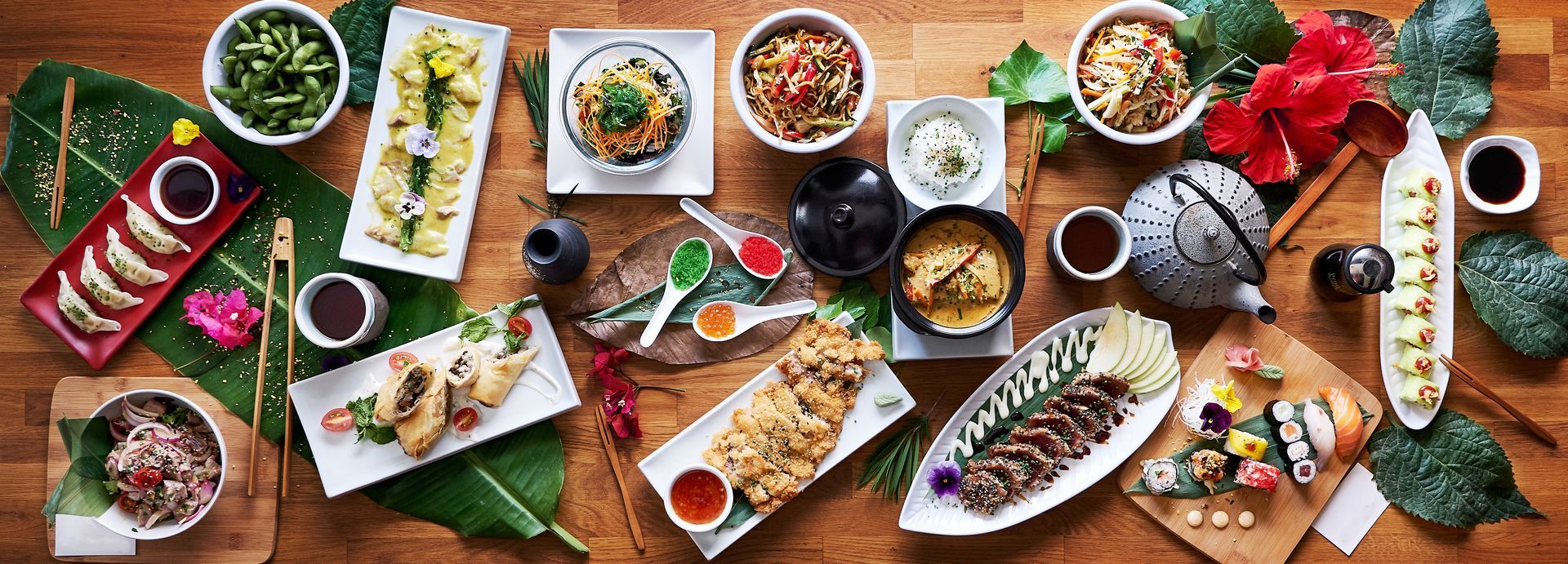 Plats asiatiques colorés, sauce et riz