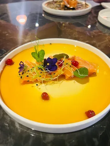 Crème brûlée avec des fruits et des fleurs décoratives