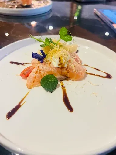 Plat de saumon avec des tomates et sauce tamari