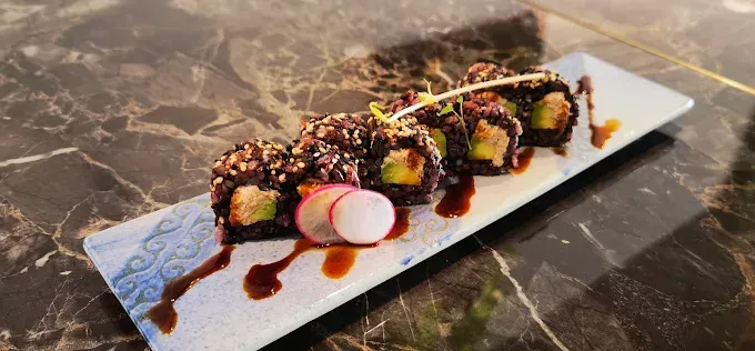 Makis et nori avec une sauce soja et des radis roses