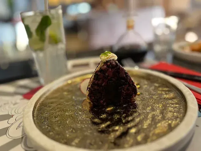 Plat japonais avec une feuille de nori