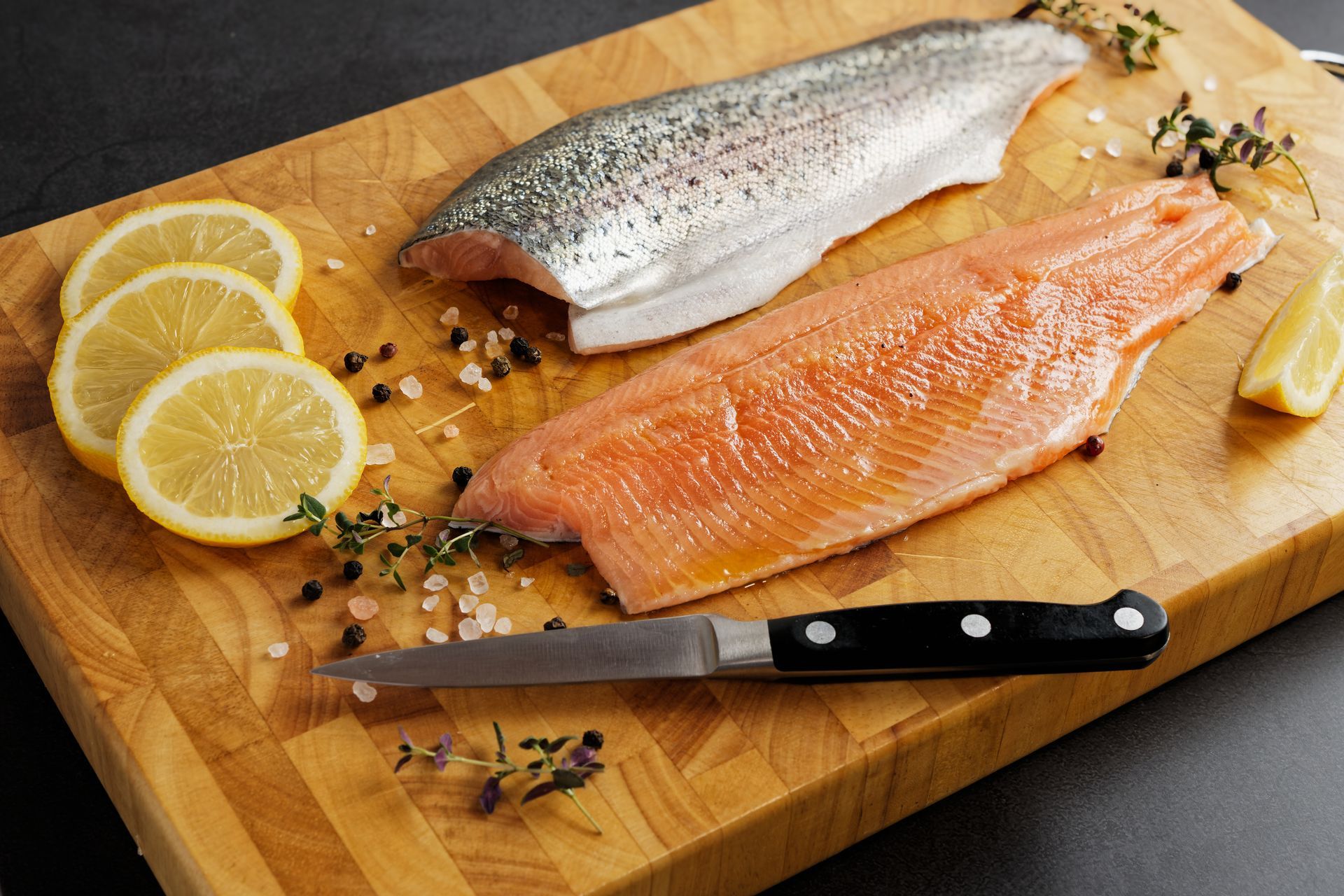 Filets de saumon et couteau sur une planche à découper