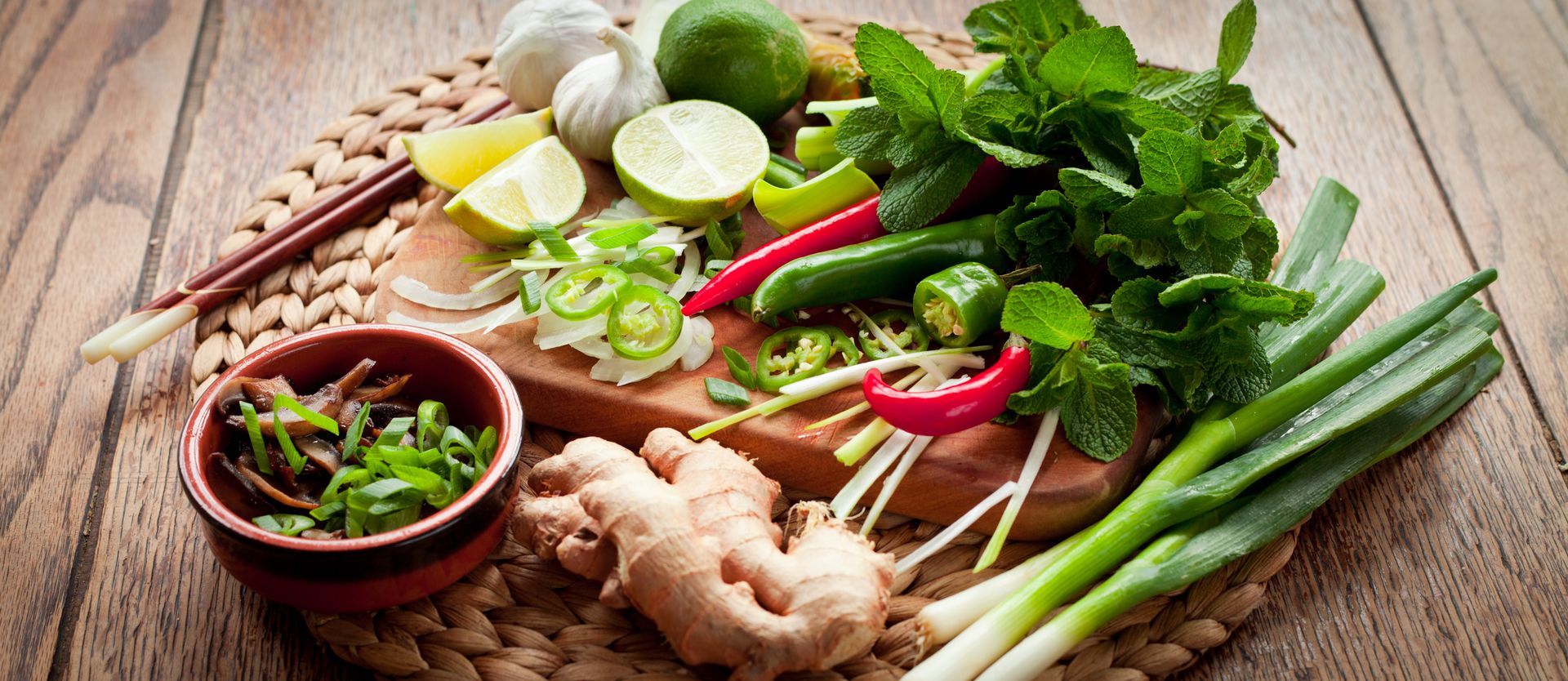 Gingembre, poivrons, légumes frais et planche à découper