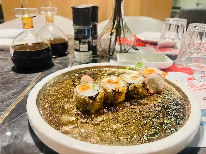 Makis décorés et présentés sur une assiette dorée