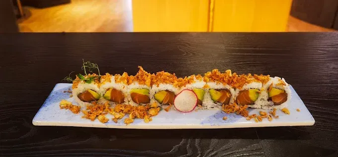 Rangée de makis et oignons frits