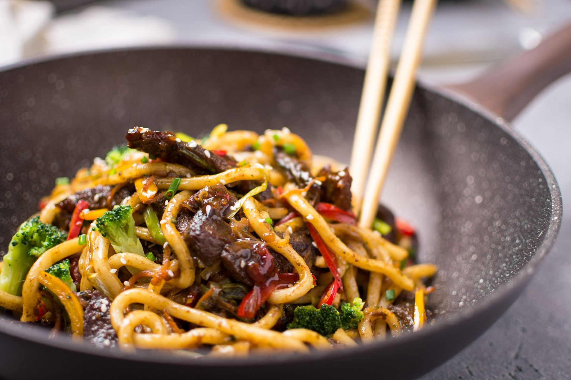 Plat de nouilles soba, au bœuf avec des baguettes