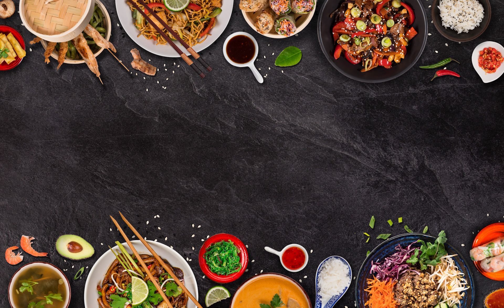 Plats asiatiques, sauce soja et ardoise en fond
