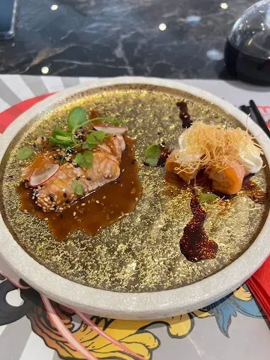 Plat de poisson dans une assiette dorée