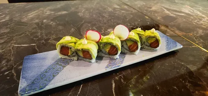 Makis rolls et décoration de radis roses