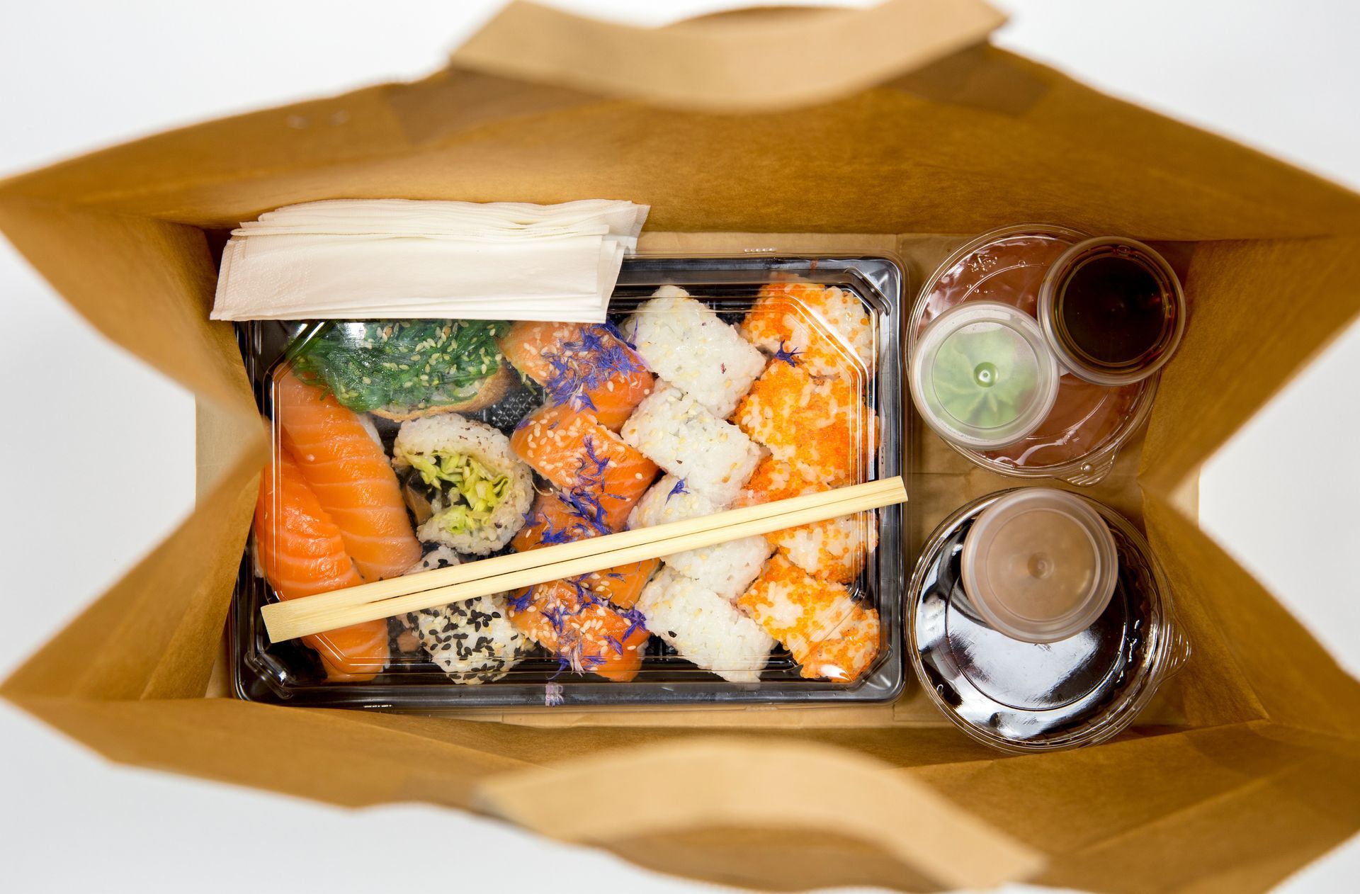 Boîte avec des sushis à emporter