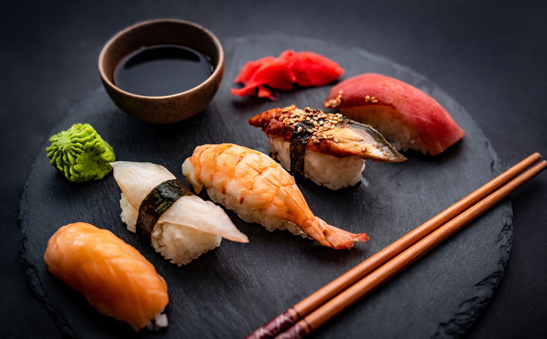 Sushis avec bar, crevette et sauce