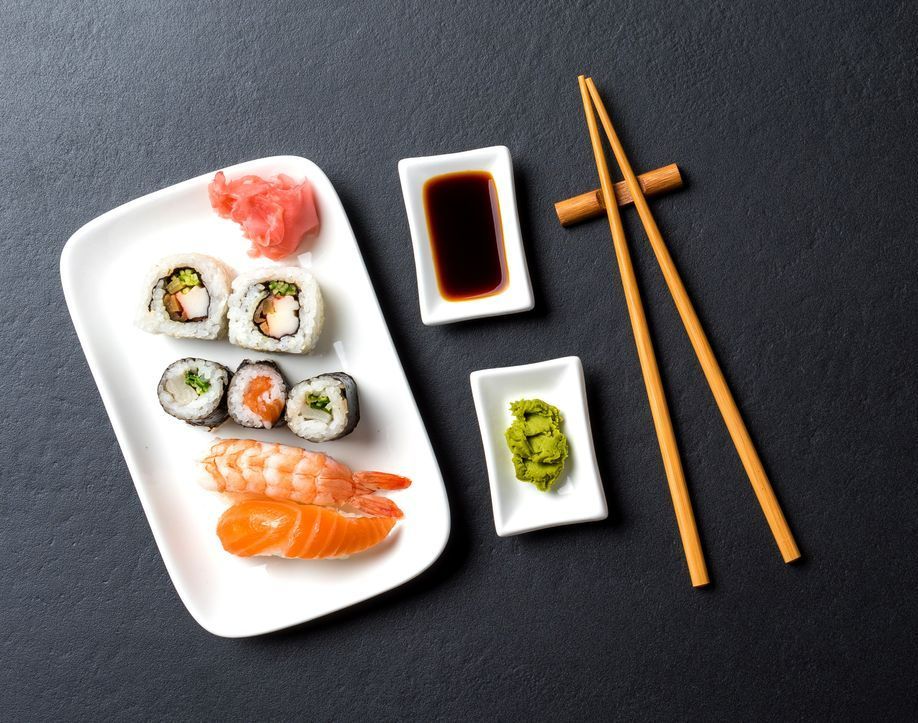 Sushis, makis, sauce soja et wasabi