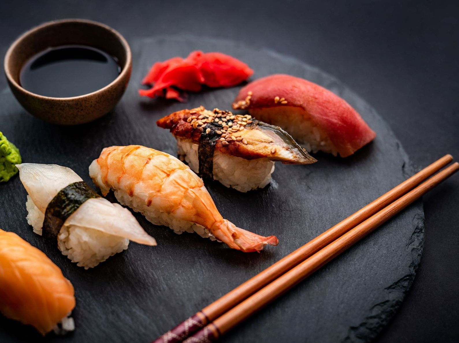 Sushis, baguettes chinoises et poisson cru
