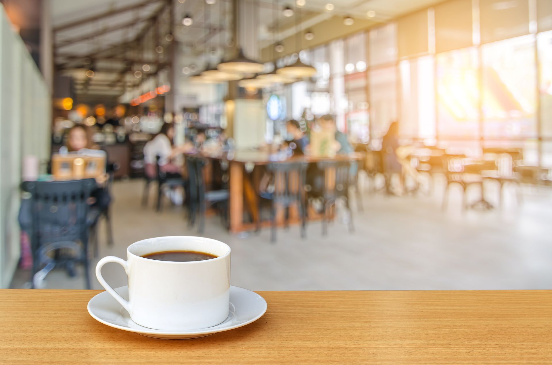 Une tasse de café posée sur un comptoir