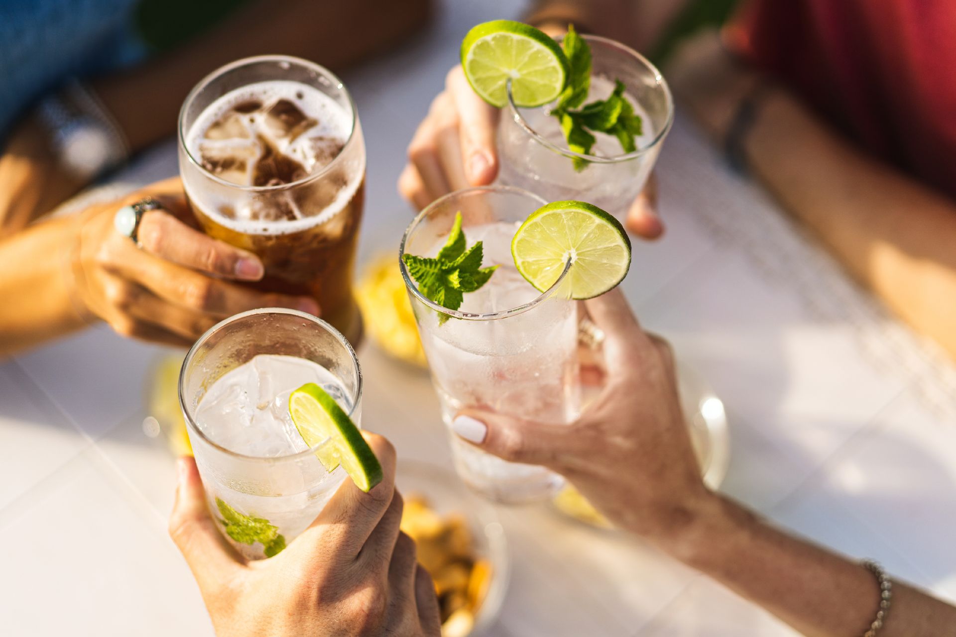 4 verres de cocktail trinquant