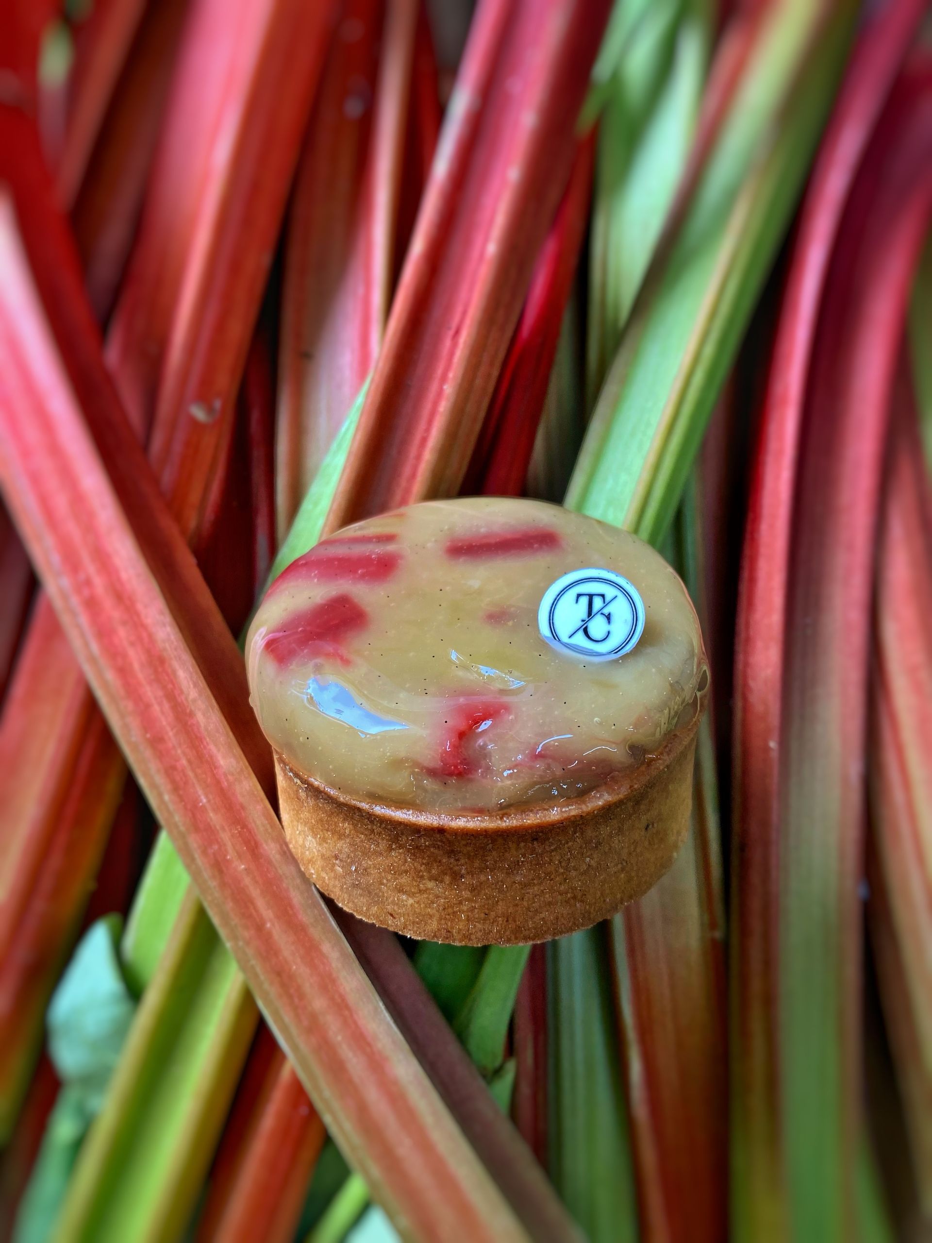 Un dessert devant de la rhubarbe