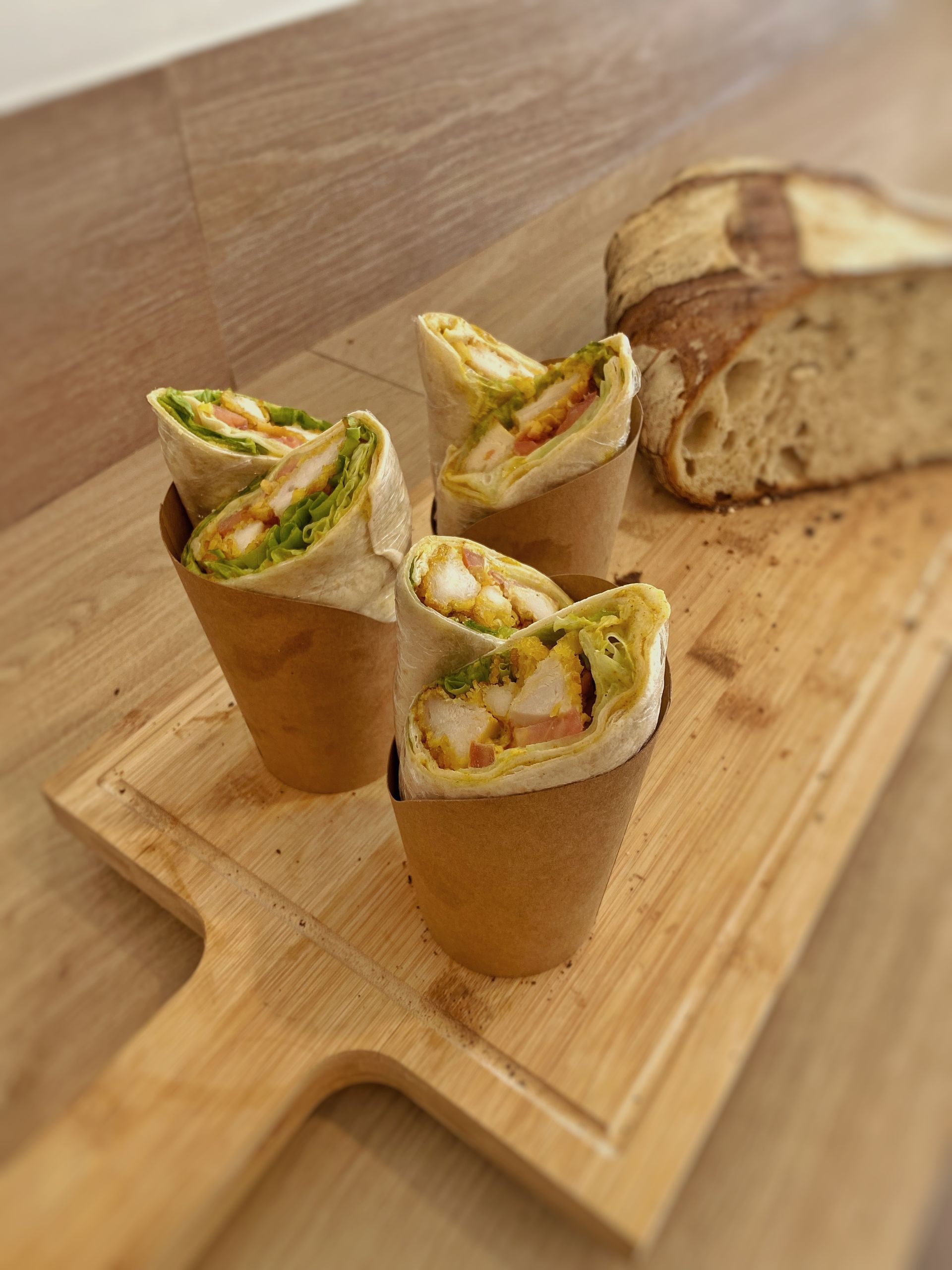 3 wraps dans des présentoirs en carton