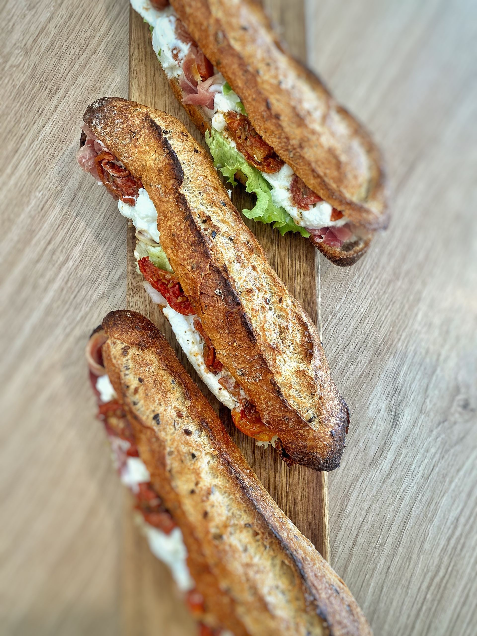 3 sandwichs posés sur une planche