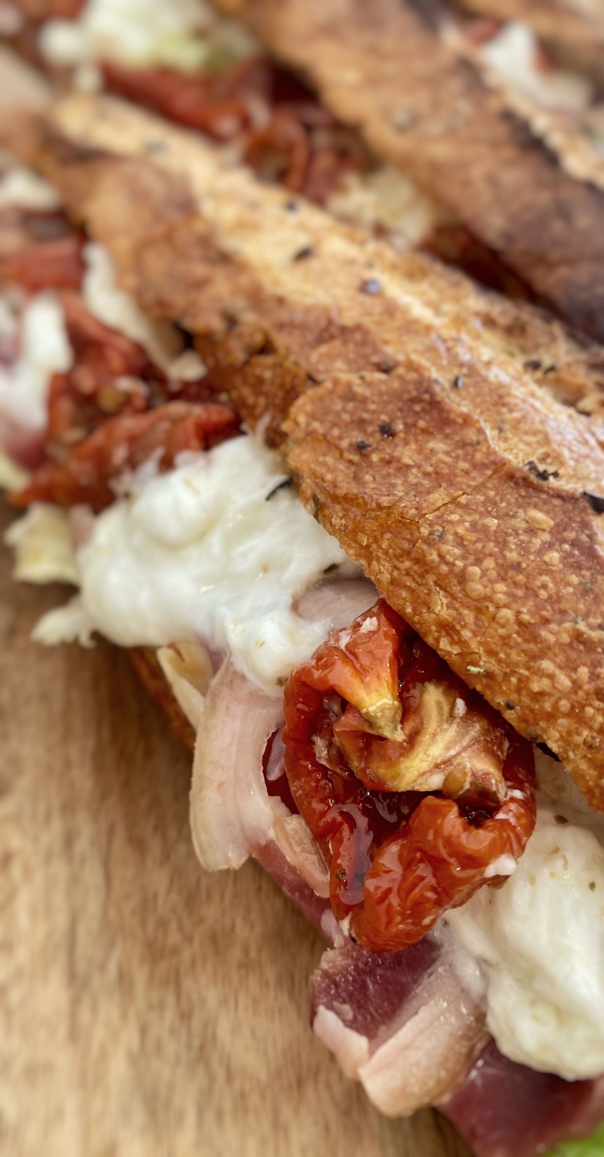 Un sandwich aux tomates et fromage fondant