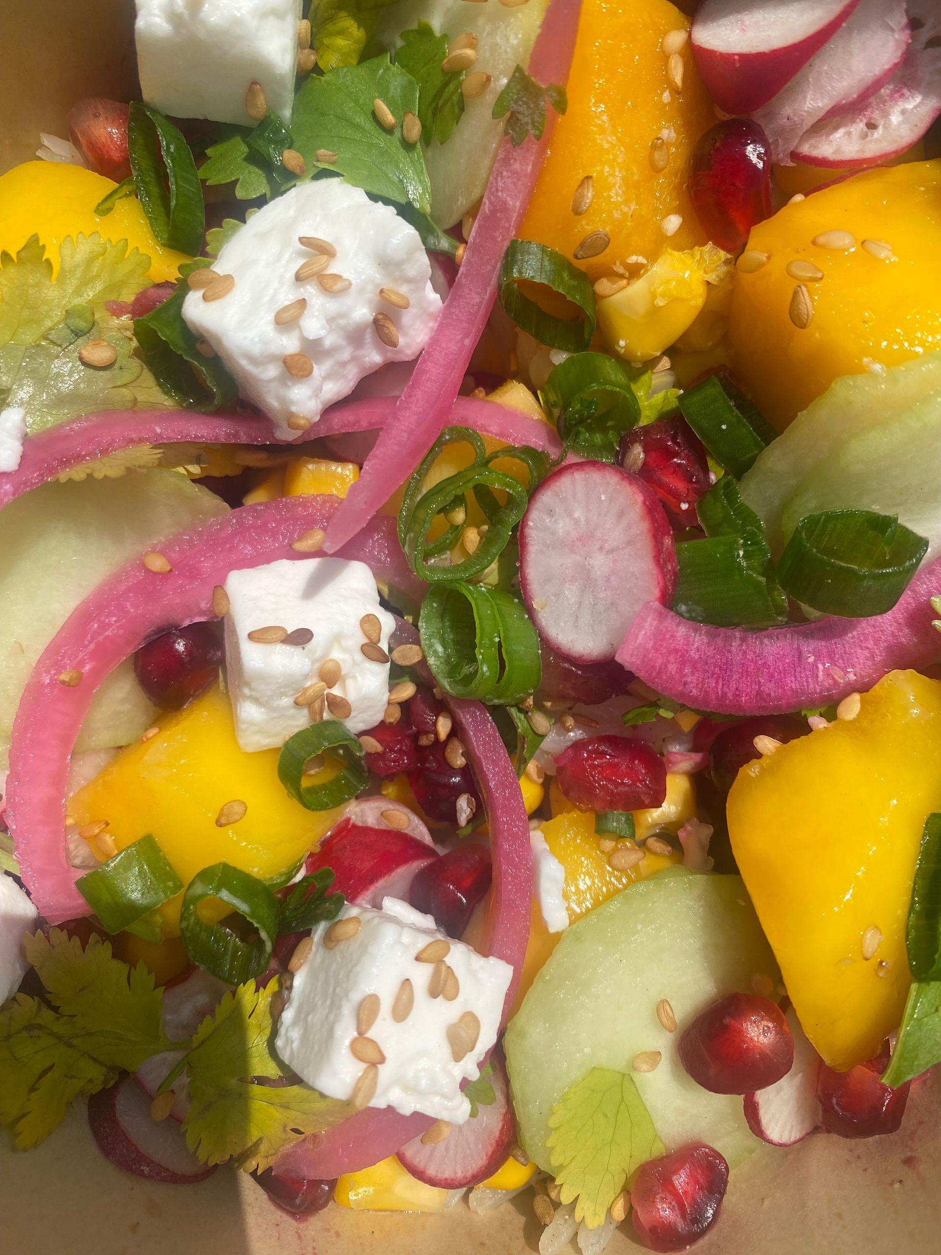 Une salade avec feta, radis et mangue