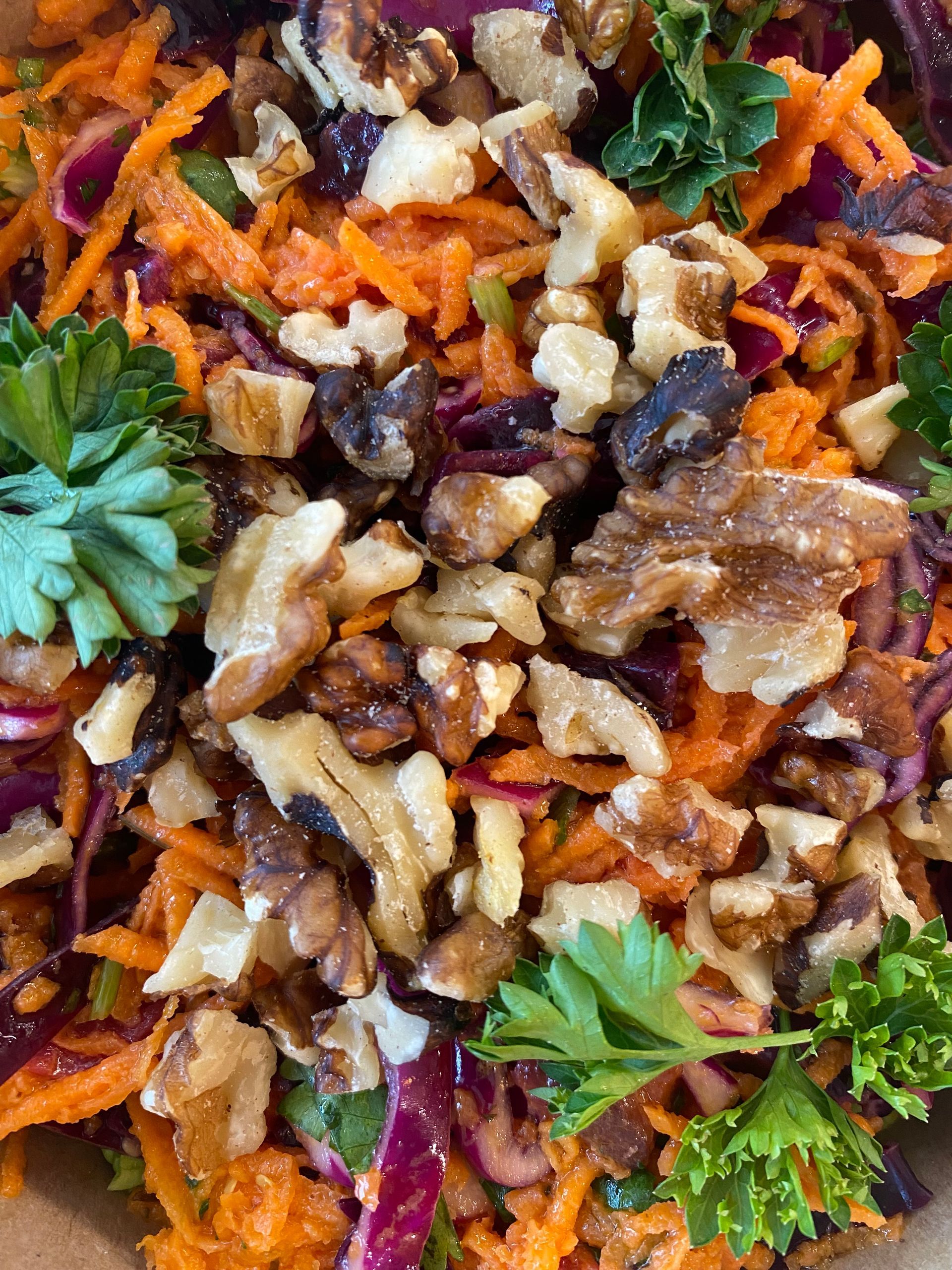 Une salade de noix, carottes et choux rouge