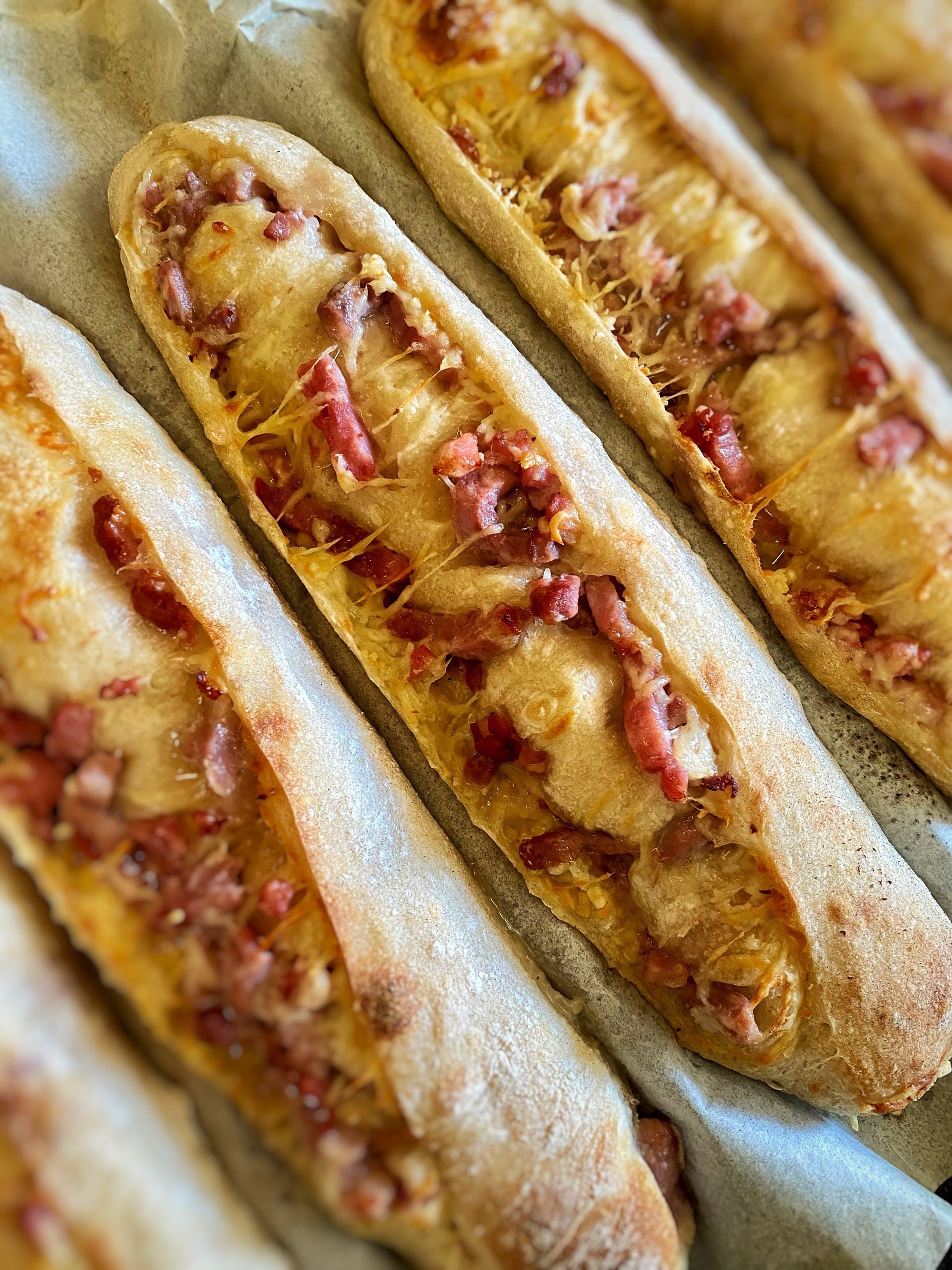 Baguettes gratinées aux lardons