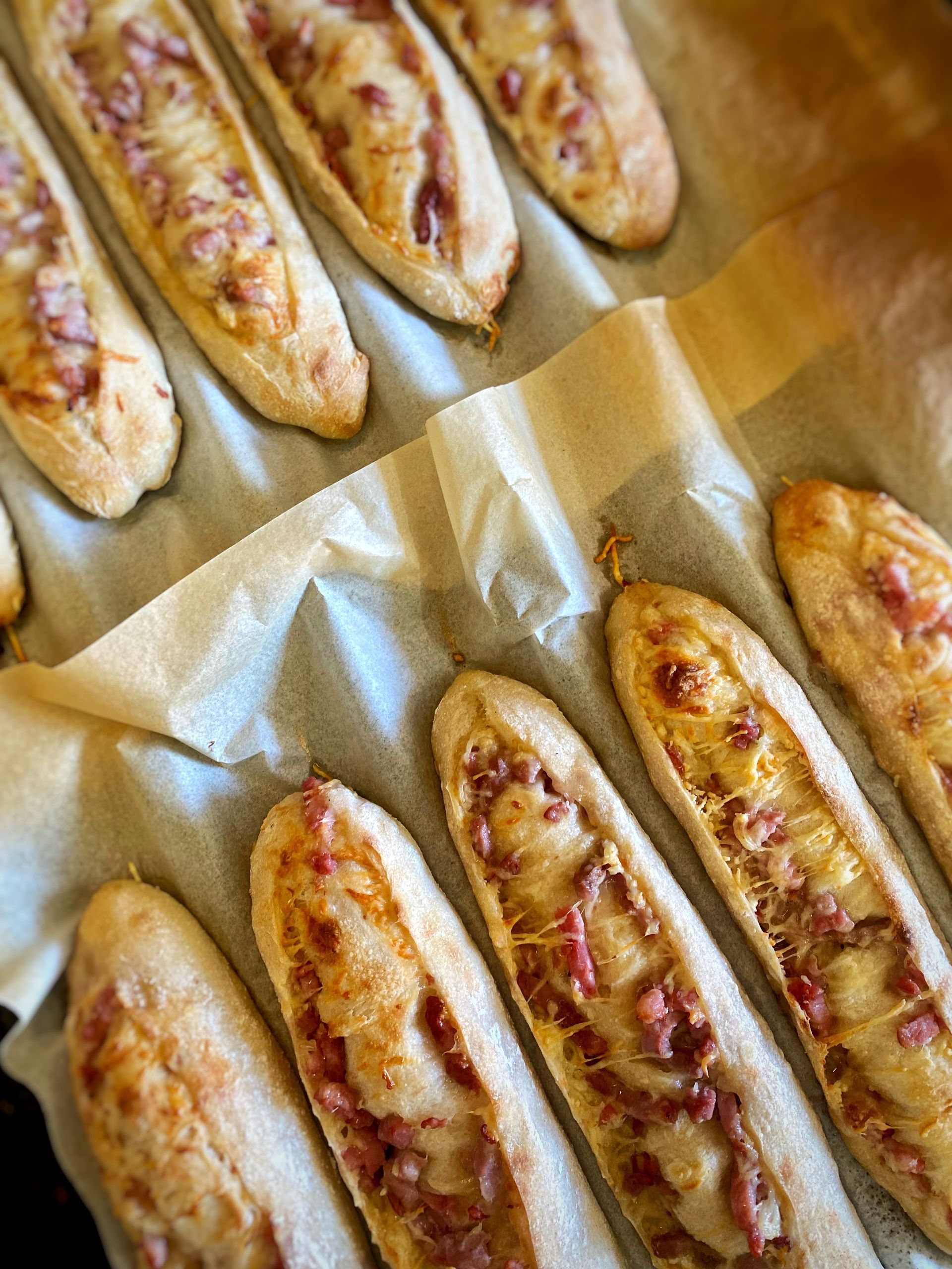 Des baguettes gratinées au fromage et lardons