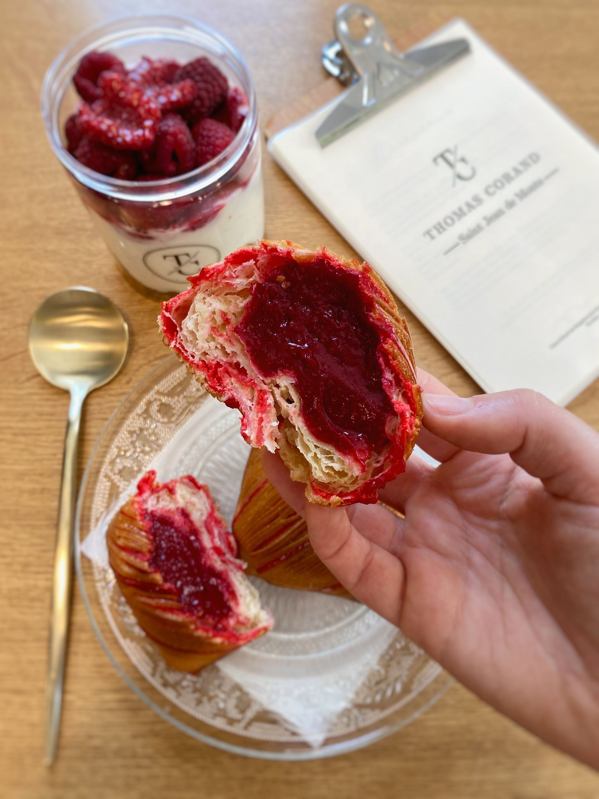 Une viennoiserie coupée en deux, avec un fourrage aux fruits rouges