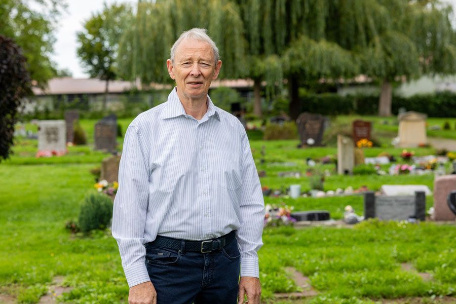 Ein Friedhof voller Gräber und Blumen