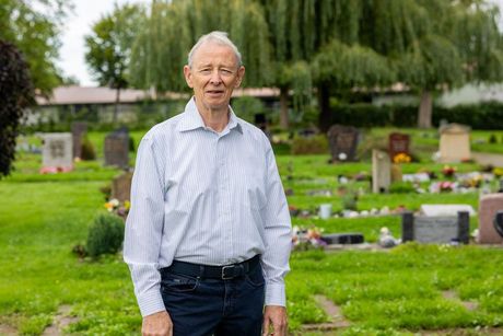 Ein Friedhof voller Gräber und Blumen