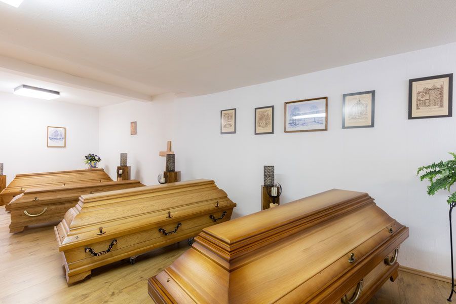 Ein Friedhof mit vielen Gräbern und Blumen