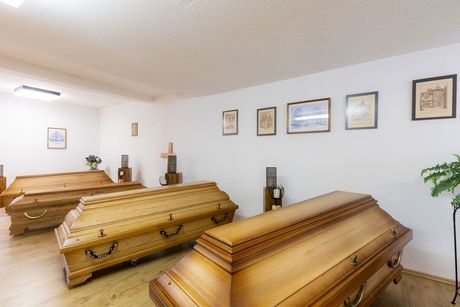 Ein Friedhof mit vielen Gräbern und Blumen