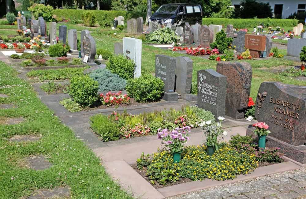 Ein Friedhof voller Gräber und Blumen