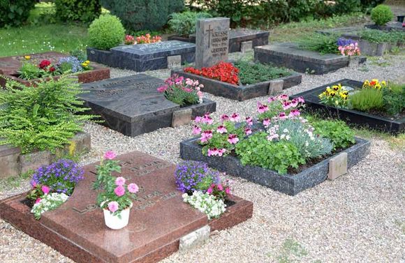 Ein Friedhof mit vielen Gräbern und Blumen