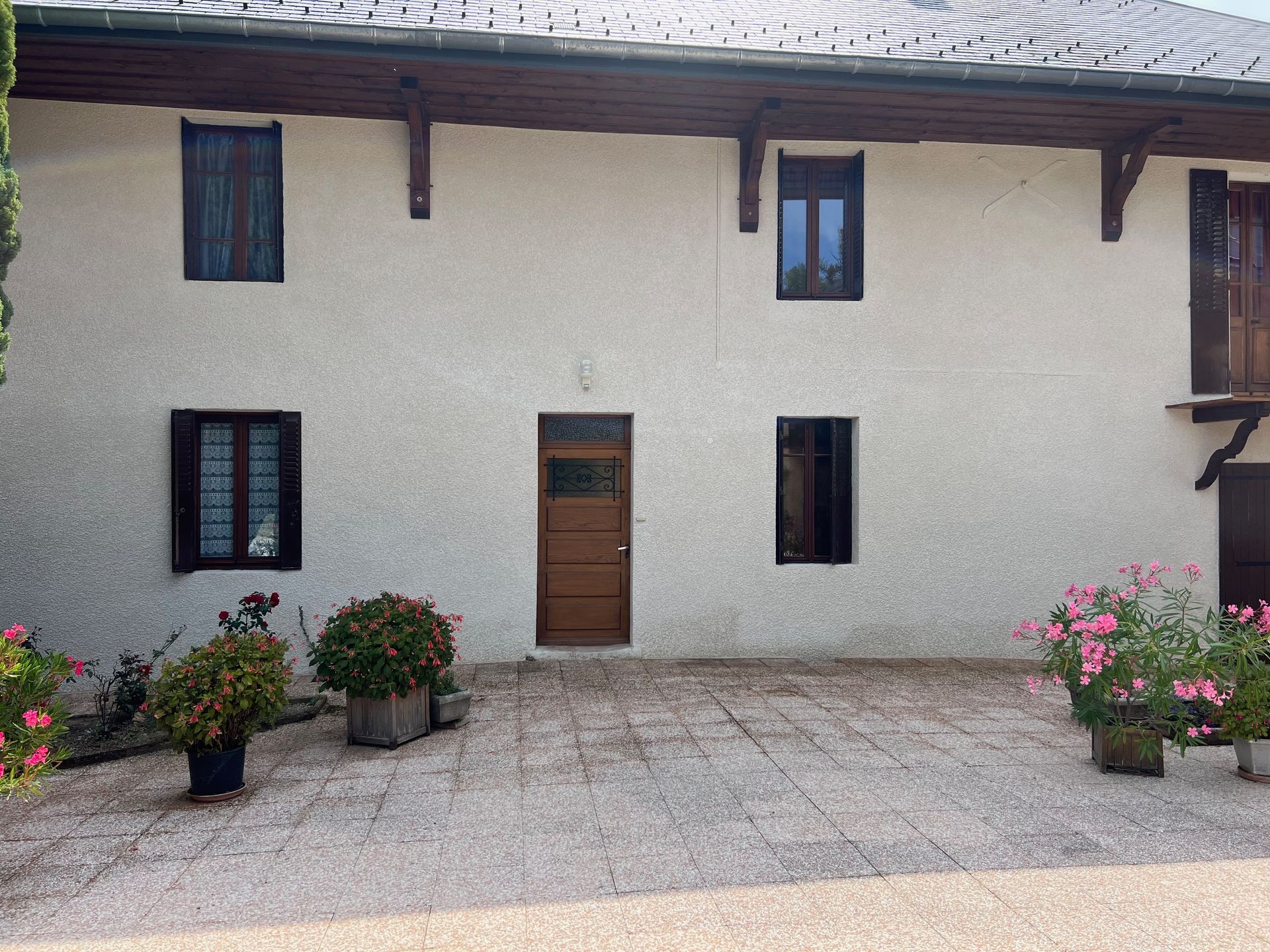 Façade d'une maison claire rénovée