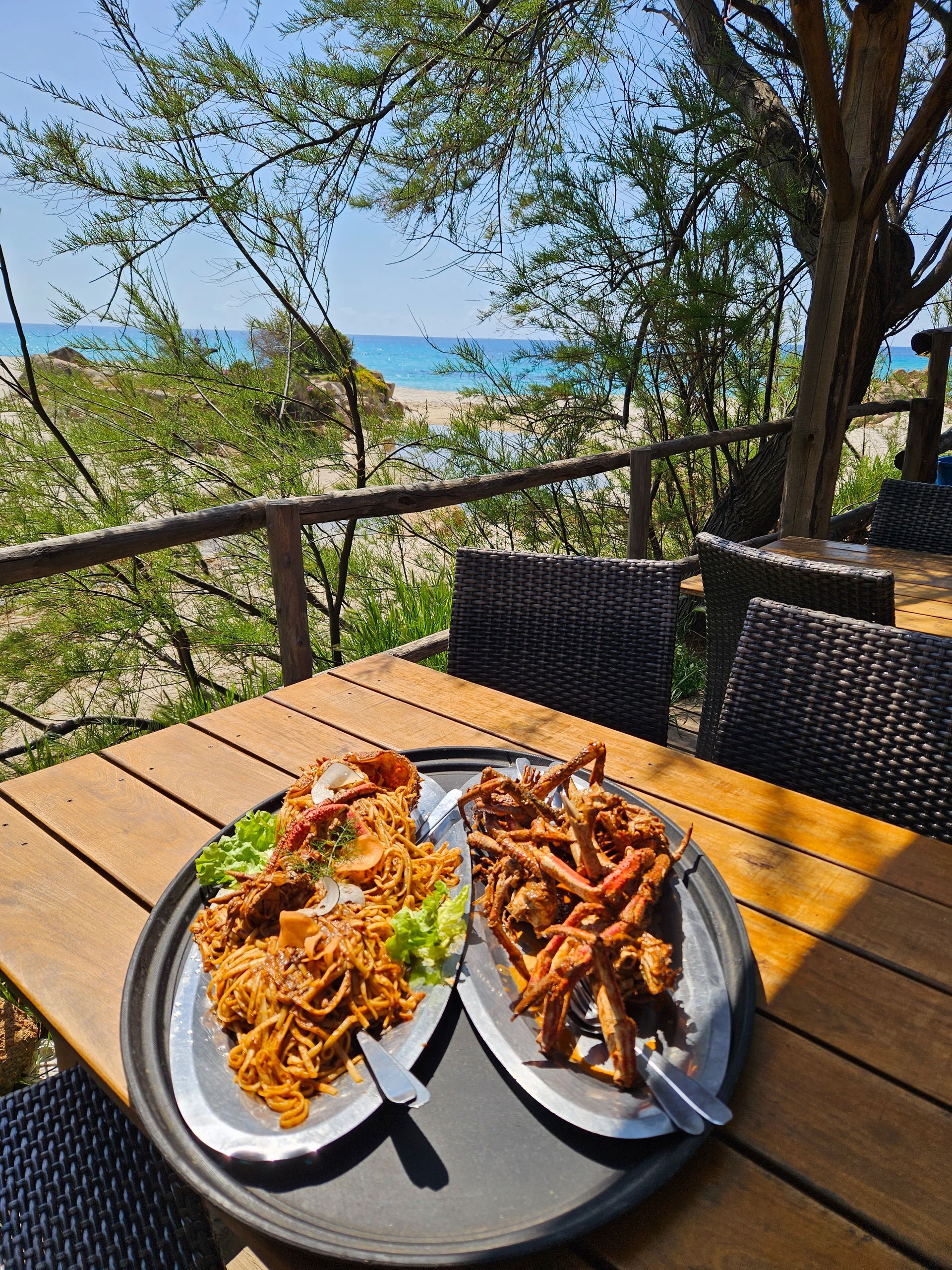 Grand plat posé sur une table donnant sur la mer