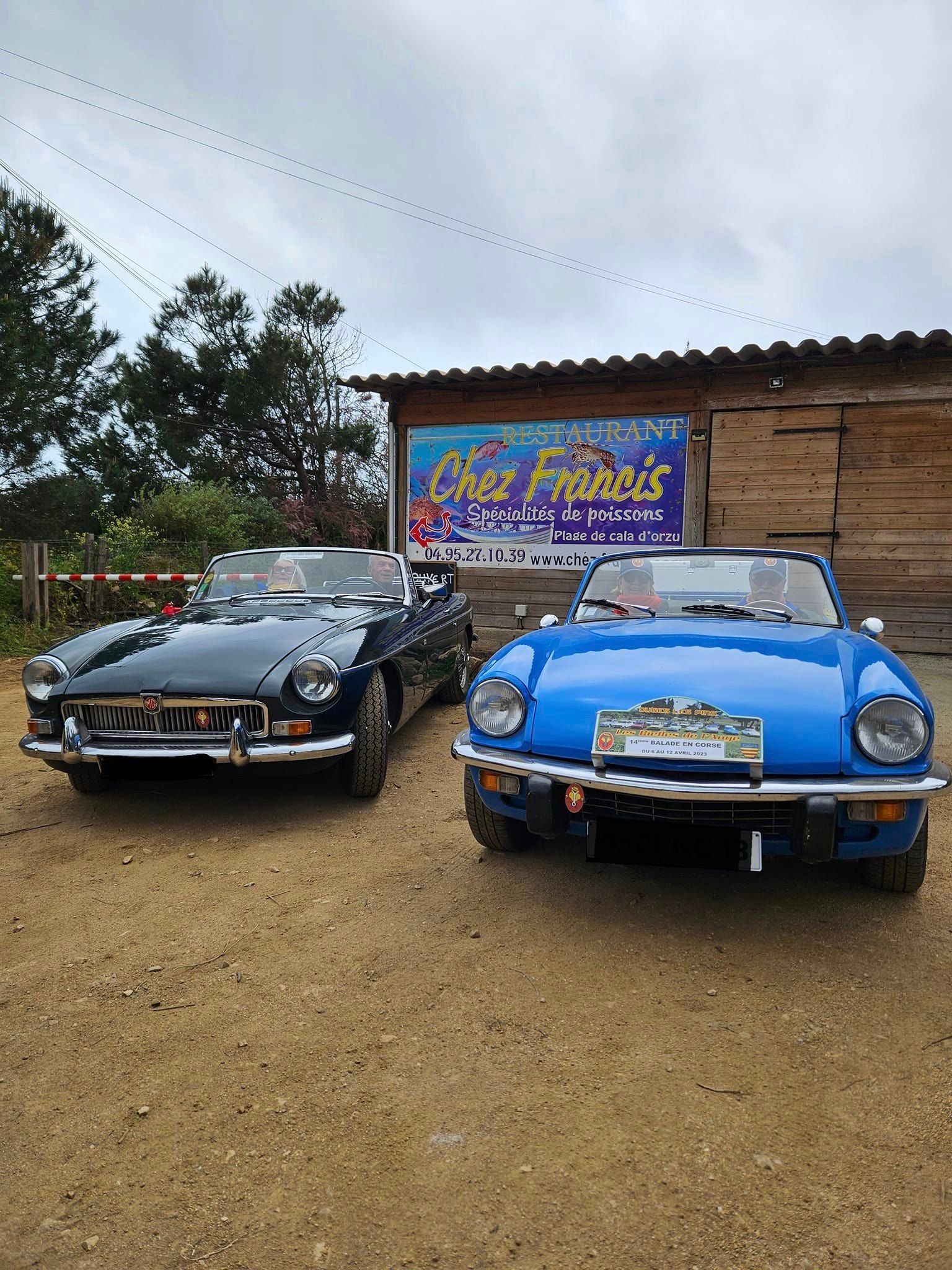 Voitures garées devant Chez Francis