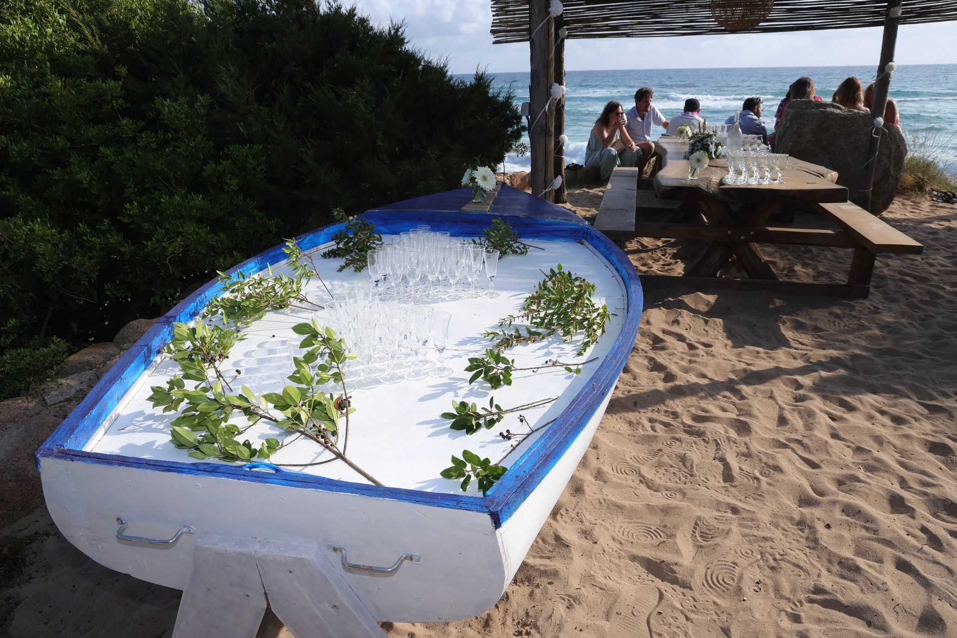 Bateau buffet avec présentation de coupe de champagne avec une vue sur la mer et une table de restaurant.