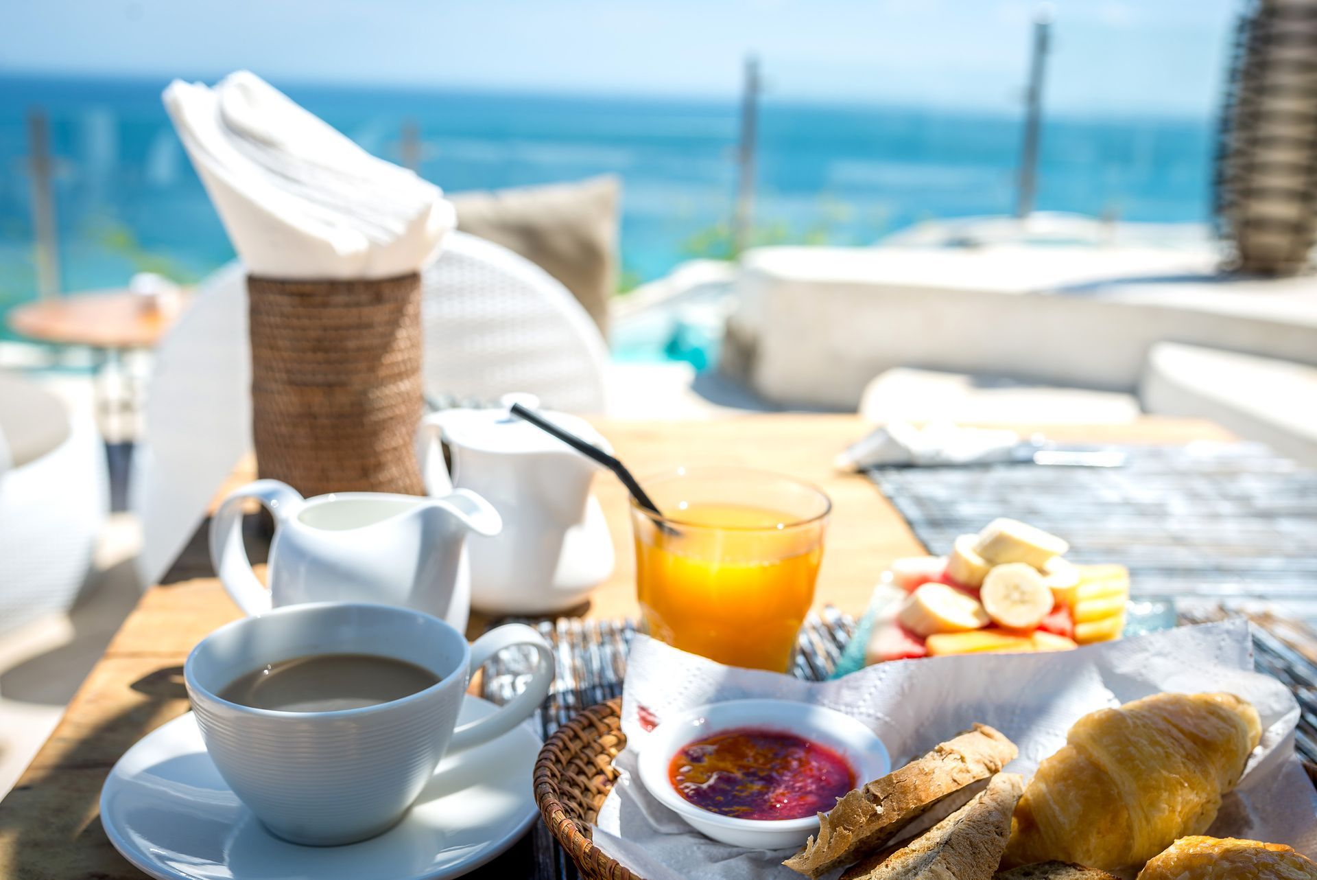 Petit déjeuner sur la plage près de la mer